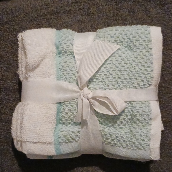 HOME CARO  NWT 4  WASHCLOTHS. - Picture 3 of 4